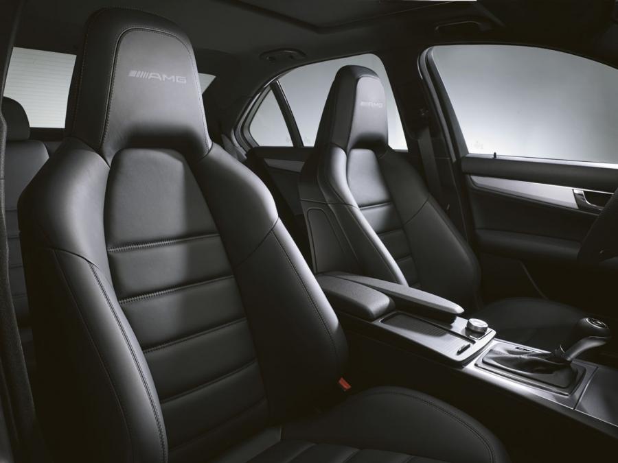  Mercedes-Benz C63 AMG 2008 года  (фото 18 из 26)